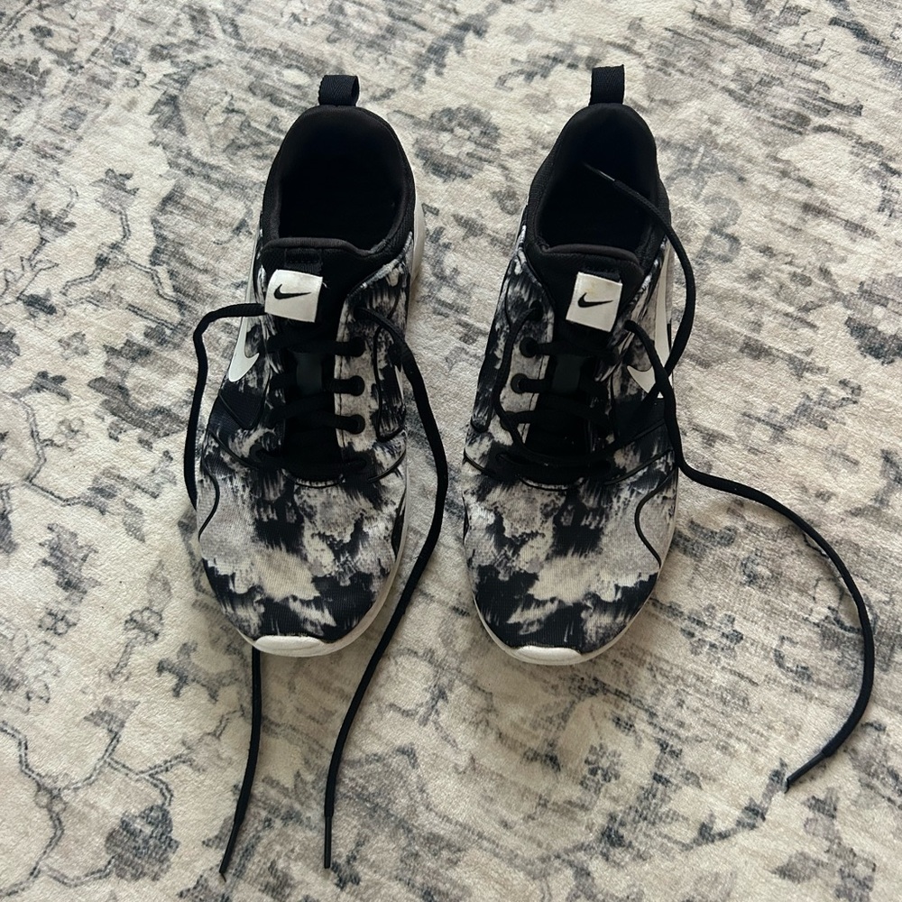 Nike women’s sneakers size 8